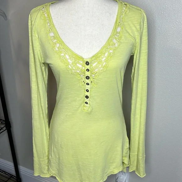 WE THE FREE PEOPLE Lou Legacy Henley Top‎ M Crochet Lace Highlighter Yellow Y2K - Picture 3 of 17